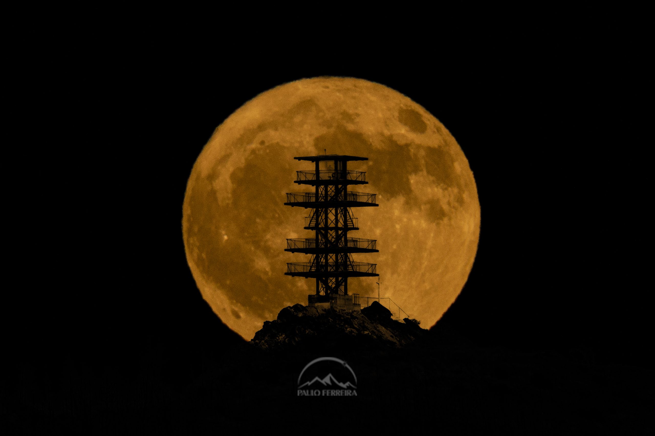 A Lua e a Torre de Siza Vieira