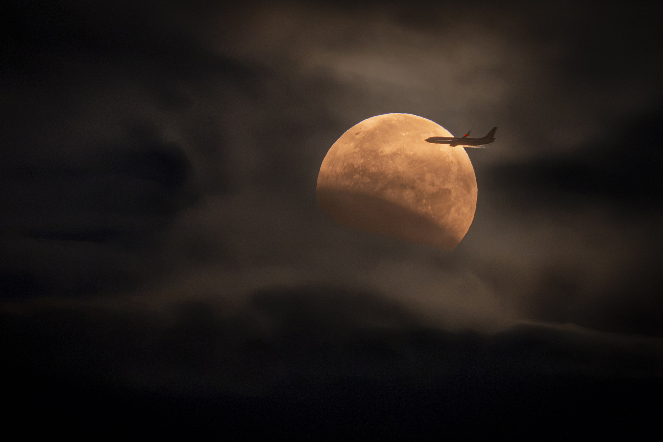 Avião Lua Eclipse 
